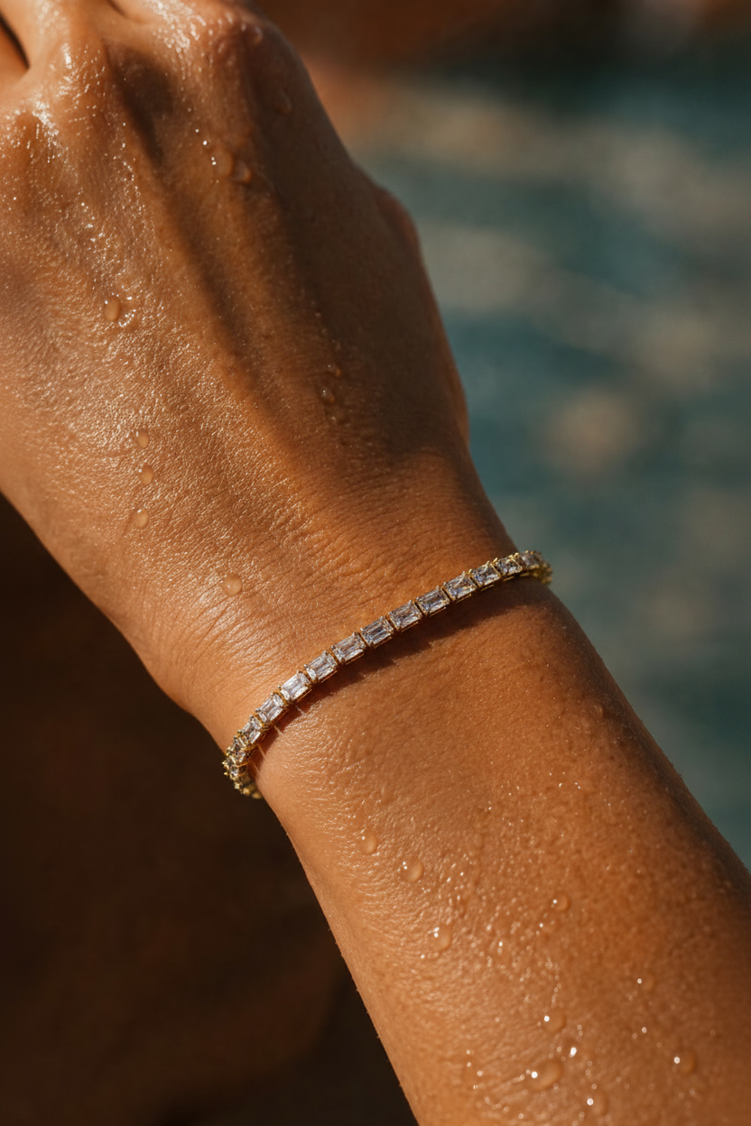 Armbånd på arm ved pool